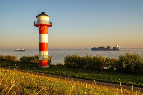 1025 Leuchtturm an der Elbe