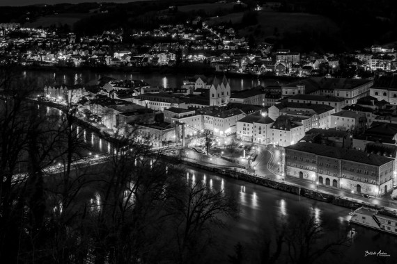 1021 Passau von oben bei Nacht SW